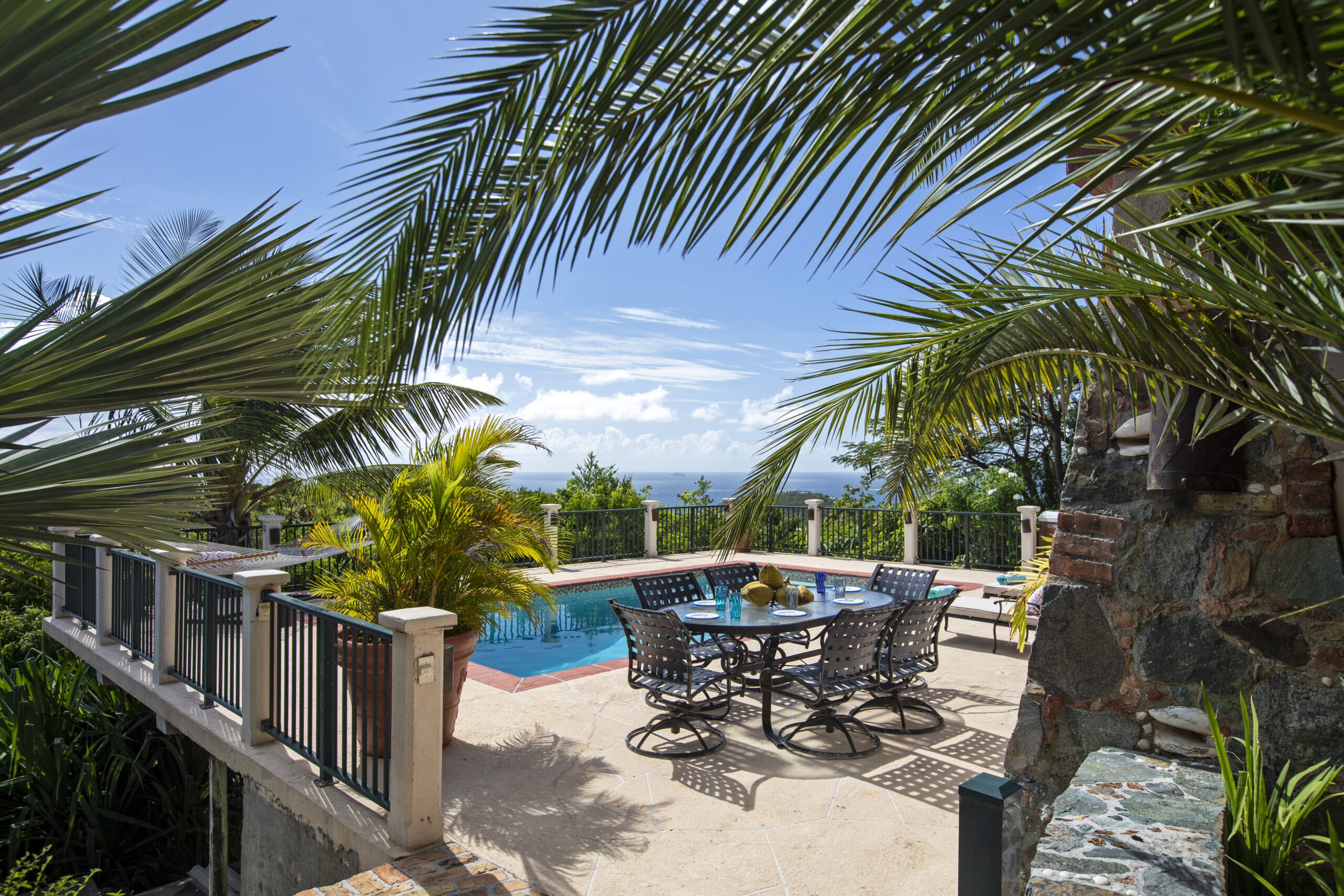 Pool and outdoor dining at Riley's Retreat